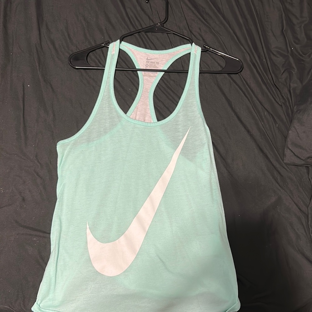 M Nike tank